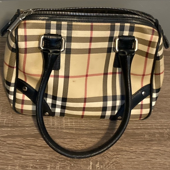 Burberry purse - Picture 1 of 14
